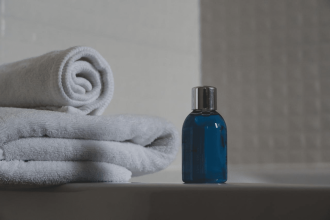 Gels douche et shampooings rechargeables dans un environnement écologique