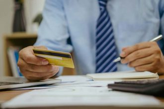 Employé d'une entreprise réglant des frais bancaires en ligne