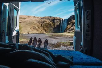 vue d'un van aménagé près d'une cascade en pleine nature