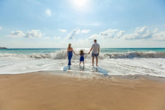 famille heureuse en voyage explorant ensemble un paysage naturel