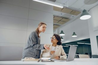 Deux femmes d'affaires collaborant sur un projet professionnel