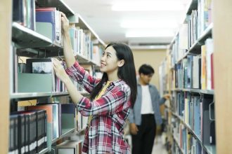 Étudiants français choisissant des livres sur l'art et la culture